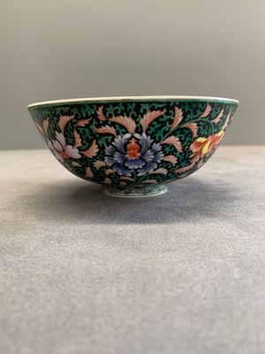 A Chinese black-ground famille rose 'flower scroll' bowl, Qianlong mark and of the period — photo 1