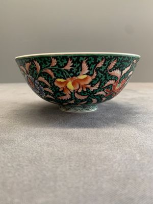 A Chinese black-ground famille rose 'flower scroll' bowl, Qianlong mark and of the period — photo 2