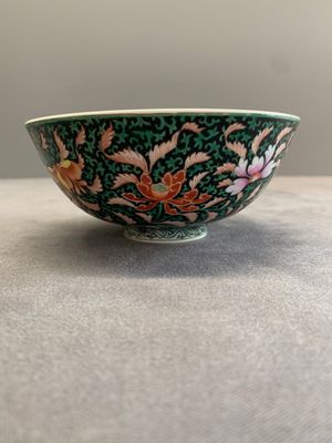 A Chinese black-ground famille rose 'flower scroll' bowl, Qianlong mark and of the period — photo 3