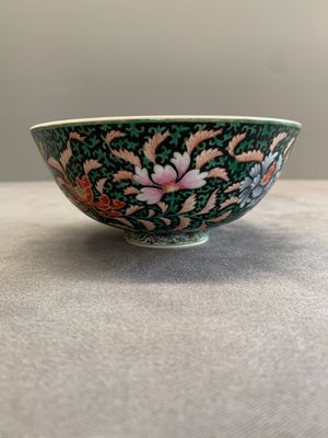 A Chinese black-ground famille rose 'flower scroll' bowl, Qianlong mark and of the period — photo 4