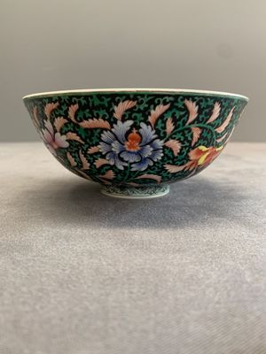 A Chinese black-ground famille rose 'flower scroll' bowl, Qianlong mark and of the period — photo 5
