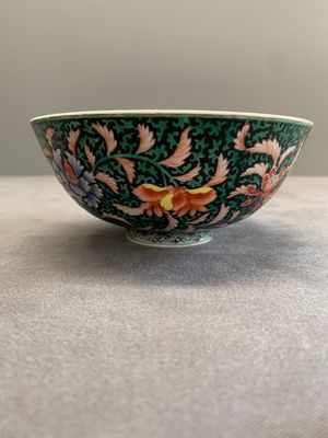 A Chinese black-ground famille rose 'flower scroll' bowl, Qianlong mark and of the period — photo 6