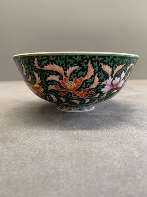 A Chinese black-ground famille rose 'flower scroll' bowl, Qianlong mark and of the period — photo 7
