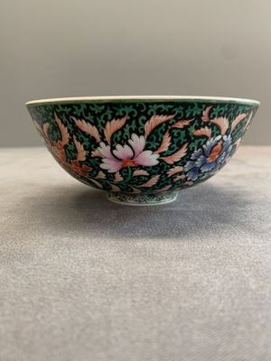 A Chinese black-ground famille rose 'flower scroll' bowl, Qianlong mark and of the period — photo 8