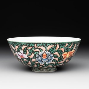 A Chinese black-ground famille rose 'flower scroll' bowl, Qianlong mark and of the period — photo 1