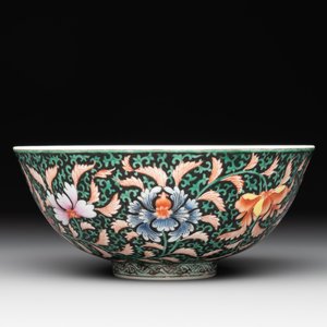 A Chinese black-ground famille rose 'flower scroll' bowl, Qianlong mark and of the period — photo 2