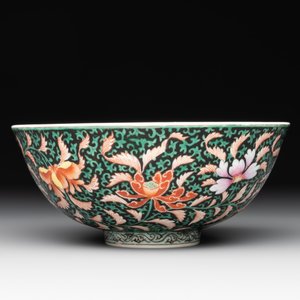 A Chinese black-ground famille rose 'flower scroll' bowl, Qianlong mark and of the period — photo 3