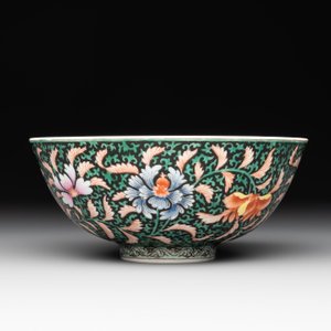 A Chinese black-ground famille rose 'flower scroll' bowl, Qianlong mark and of the period — photo 4