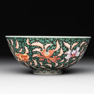 A Chinese black-ground famille rose 'flower scroll' bowl, Qianlong mark and of the period — photo 5