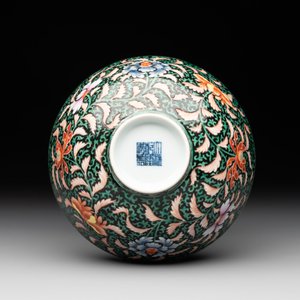 A Chinese black-ground famille rose 'flower scroll' bowl, Qianlong mark and of the period — photo 7