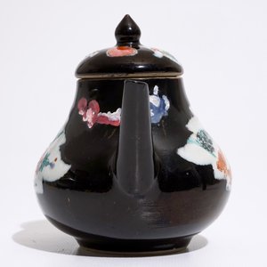 A Chinese black ground famille rose teapot and cover with geese, Yongzheng/Qianlong — 照片 2
