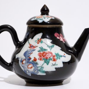 A Chinese black ground famille rose teapot and cover with geese, Yongzheng/Qianlong — 照片 3