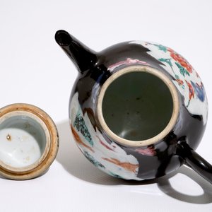 A Chinese black ground famille rose teapot and cover with geese, Yongzheng/Qianlong — 照片 5