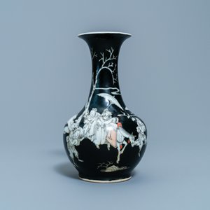 A Chinese black-ground grisaille and iron red vase and a snuff bottle, 18th C. — 照片 2