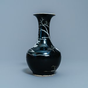 A Chinese black-ground grisaille and iron red vase and a snuff bottle, 18th C. — 照片 4