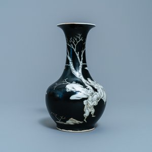 A Chinese black-ground grisaille and iron red vase and a snuff bottle, 18th C. — 照片 5