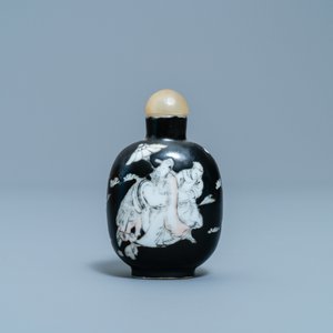 A Chinese black-ground grisaille and iron red vase and a snuff bottle, 18th C. — 照片 8