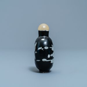 A Chinese black-ground grisaille and iron red vase and a snuff bottle, 18th C. — 照片 9