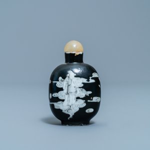A Chinese black-ground grisaille and iron red vase and a snuff bottle, 18th C. — 照片 10