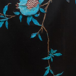 A Chinese black silk-ground panel with a kingfisher feather collage of a bird with pomegranates, 18/19th C. — photo 5