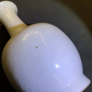 A Chinese blanc de Chine bottle vase with incised anhua design, ca. 1900 — 照片 12
