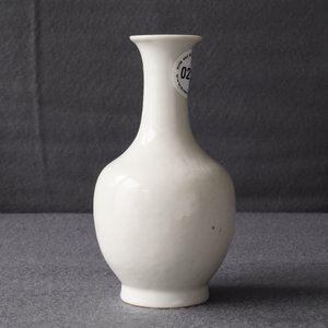A Chinese blanc de Chine bottle vase with incised anhua design, ca. 1900 — 照片 14