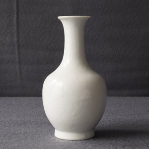 A Chinese blanc de Chine bottle vase with incised anhua design, ca. 1900 — 照片 15