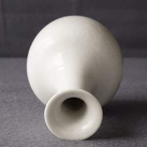 A Chinese blanc de Chine bottle vase with incised anhua design, ca. 1900 — 照片 18