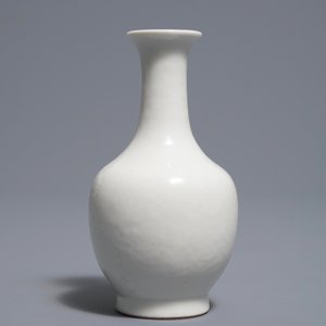 A Chinese blanc de Chine bottle vase with incised anhua design, ca. 1900 — 照片 3