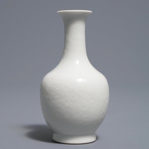 A Chinese blanc de Chine bottle vase with incised anhua design, ca. 1900 — 照片 4