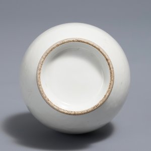 A Chinese blanc de Chine bottle vase with incised anhua design, ca. 1900 — 照片 5
