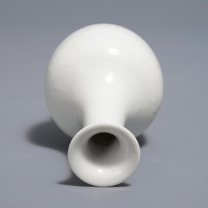 A Chinese blanc de Chine bottle vase with incised anhua design, ca. 1900 — 照片 6