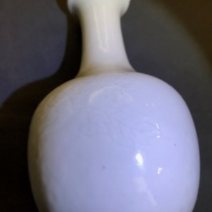A Chinese blanc de Chine bottle vase with incised anhua design, ca. 1900 — 照片 10