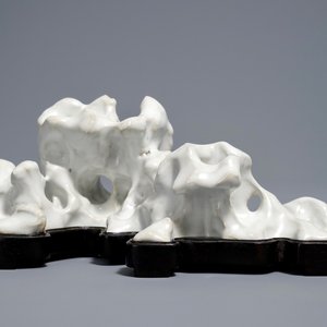 A Chinese blanc de Chine brush rest in the shape of a scholar's rock, 19/20th C. — photo 1