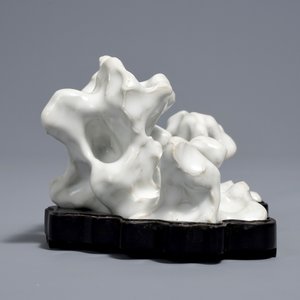 A Chinese blanc de Chine brush rest in the shape of a scholar's rock, 19/20th C. — photo 2