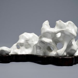 A Chinese blanc de Chine brush rest in the shape of a scholar's rock, 19/20th C. — photo 3