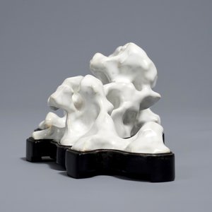 A Chinese blanc de Chine brush rest in the shape of a scholar's rock, 19/20th C. — photo 4