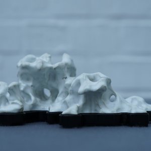 A Chinese blanc de Chine brush rest in the shape of a scholar's rock, 19/20th C. — photo 7