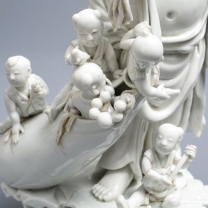 A Chinese blanc de Chine 'Buddha and playing boys' group, Republic, 20th C. — 照片 9