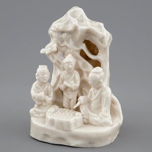 A Chinese blanc de Chine Dehua group of go-players beneath a pine tree, Kangxi — photo 1