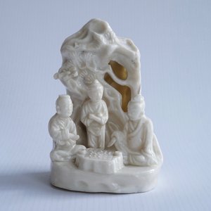 A Chinese blanc de Chine Dehua group of go-players beneath a pine tree, Kangxi — photo 8