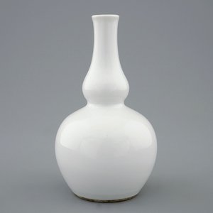 A Chinese blanc de Chine double gourd vase, Kangxi/Yongzheng — 照片 1