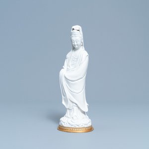 A Chinese blanc de Chine figure of Guanyin on a gilt bronze base, 18/19th C. — 照片 1