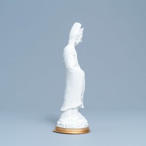 A Chinese blanc de Chine figure of Guanyin on a gilt bronze base, 18/19th C. — 照片 3