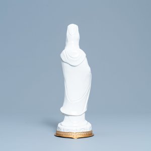 A Chinese blanc de Chine figure of Guanyin on a gilt bronze base, 18/19th C. — 照片 4