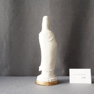A Chinese blanc de Chine figure of Guanyin on a gilt bronze base, 18/19th C. — 照片 9