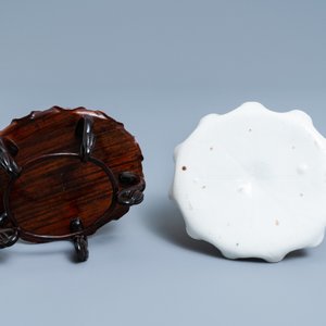 A Chinese blanc de Chine 'frog on lotus flower' brushwasher on carved wooden 'lotus' stand, Kangxi/Yongzheng — photo 11