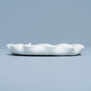 A Chinese blanc de Chine 'frog on lotus flower' brushwasher on carved wooden 'lotus' stand, Kangxi/Yongzheng — photo 3