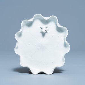 A Chinese blanc de Chine 'frog on lotus flower' brushwasher on carved wooden 'lotus' stand, Kangxi/Yongzheng — photo 4