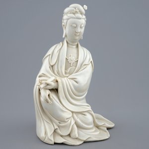 A Chinese blanc de Chine Guanyin with impressed mark, 18th C. — 照片 2